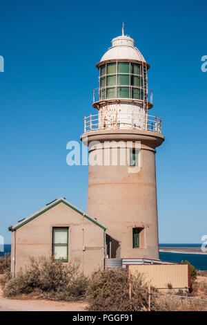 Exmouth, Western Australia - 27. November 2009: vlaming Head Lighthouse mit Blick auf den Indischen Ozean gegen den tiefblauen Himmel. Beige Betonkonstruktion wi Stockfoto