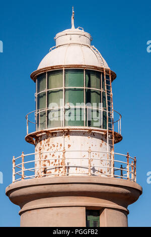 Exmouth, Western Australia - 27. November 2009: vlaming Head Lighthouse mit Blick auf den Indischen Ozean gegen den tiefblauen Himmel. Nahaufnahme des White Metal top und Stockfoto