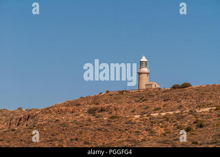 Exmouth, Western Australia - 27. November 2009: Lange Schuß auf vlaming Head Lighthouse auf braun Rocky Hill gegen den tiefblauen Himmel. Stockfoto