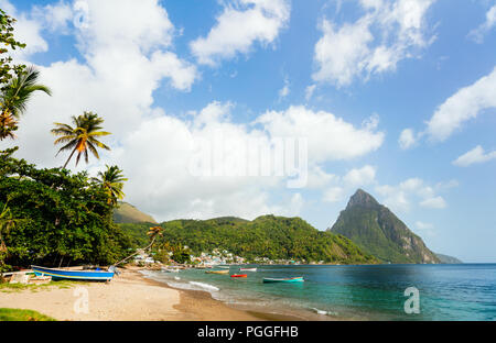 Idyllische weiße Sand tropischen Strand mit Blick auf den Piton Berge in Saint Lucia Karibik Stockfoto