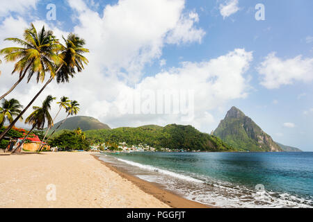 Idyllische weiße Sand tropischen Strand mit Blick auf den Piton Berge in Saint Lucia Karibik Stockfoto
