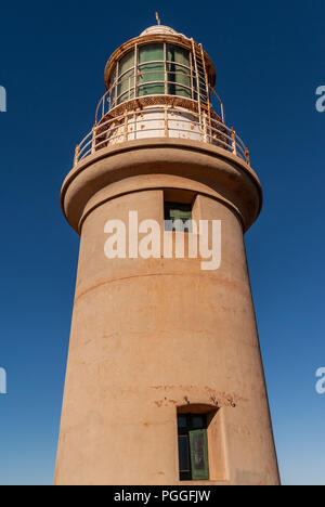 Exmouth, Western Australia - 27. November 2009: Nahaufnahme von vlaming Head Lighthouse obere Partie, Welle und oben, gegen den tiefblauen Himmel. Stockfoto