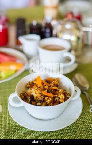 Gesundes Frühstück Schüssel mit hausgemachtem Müsli aus verschiedenen Arten von Getreide und Nüsse Stockfoto