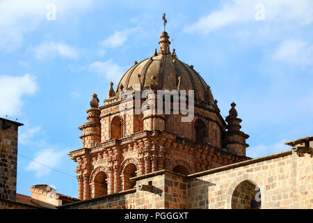 Beeindruckenden Glockenturm der Kirche Santo Domingo über die Struktur der Coricancha Tempel, Cusco, Peru, Südamerika, UNESCO-Weltkulturerbe gebaut Stockfoto