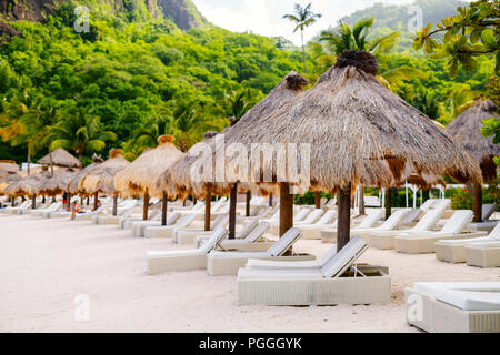 Close up pf Strand umprellas am tropischen Strand auf der karibischen Insel Stockfoto