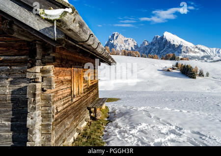 Chalet aus Holz im Schnee mit Blick auf Langkofel Dolomiten Mountain Peak auf der Seiser Alm, Südtirol, Italien. Stockfoto