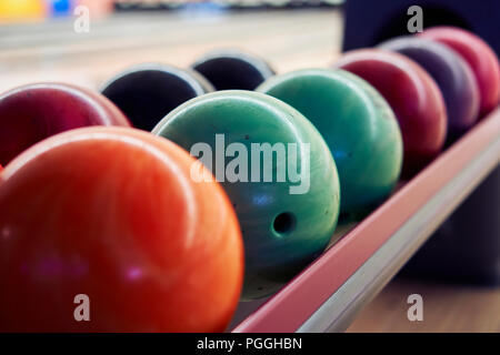 Bowling Kugeln in einer Reihe Stockfoto