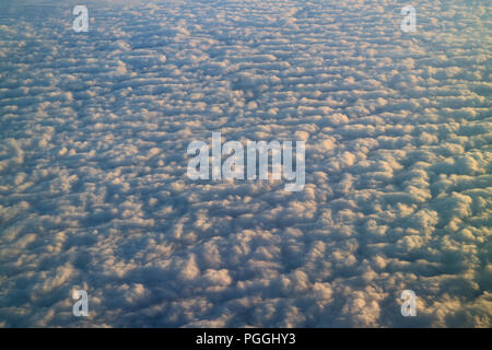 Meer der Wolken im Sonnenlicht, atemberaubenden Blick aus dem Flugzeug während des Fluges, für Hintergrund und Textur Stockfoto