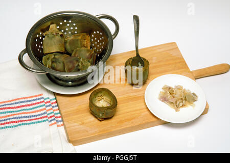 Artischocken mit Käse und Walnüssen. Schritt für Schritt. Zubereitetes Gericht: BM 8120 Stockfoto