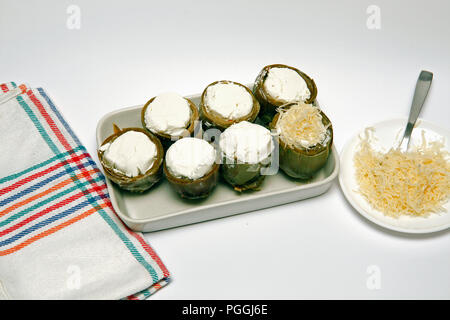 Artischocken mit Käse und Walnüssen. Schritt für Schritt. Zubereitetes Gericht: BM 8120 Stockfoto