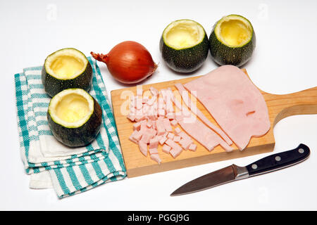 Gefüllte Zucchini mit der Türkei Schinken. Schritt für Schritt. Zubereitetes Gericht: BM827E Stockfoto