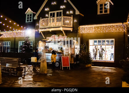 Bicester Village bei Nacht Stockfoto
