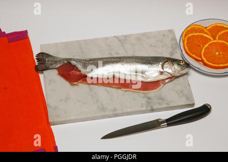 Gefüllte Forelle mit Schinken und orange. Schritt für Schritt. Zubereitetes Gericht: BM 87 ED Stockfoto