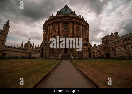 Die Radcliffe Camera, Teil der Bodleian Library, an der Universität von Oxford, England, mit einem stimmungsvollen Himmel, ein erstaunliches Stück Architektur. Stockfoto