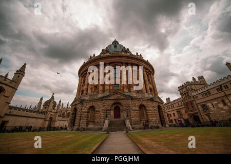 Die Radcliffe Camera, Teil der Bodleian Library, an der Universität von Oxford, England, mit einem stimmungsvollen Himmel, ein erstaunliches Stück Architektur. Stockfoto