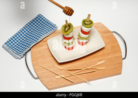 Kiwis und Wassermelone Spieße mit Käse. Schritt für Schritt. Zubereitetes Gericht: BMRGH 1. Stockfoto