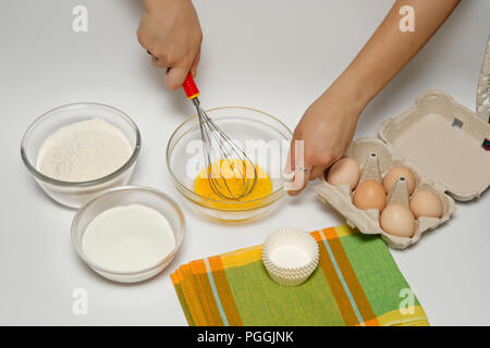 Einfache hausgemachte Muffins. Schritt für Schritt. BMRGME Pepared Gericht; Stockfoto