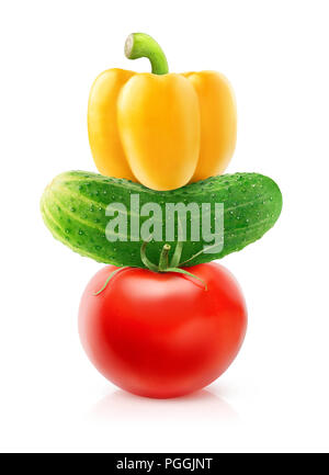 Isolierte Gemüse. Frische Tomaten, Gurken und gelbe Paprika (Salat Komponenten) übereinander auf weißem Hintergrund mit Clipping isoliert Stockfoto