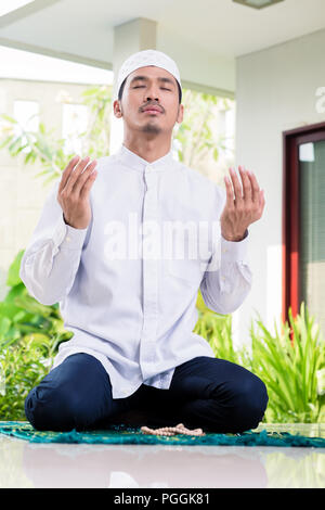 Asiatische muslimischen Mann zu Hause beten Stockfoto