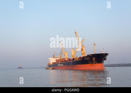 Der Hafen von mongla ist die zweite geschäftigsten Hafen von Bangladesch. Es ist in Bagerhat Bezirk im südwestlichen Teil des Landes. Stockfoto