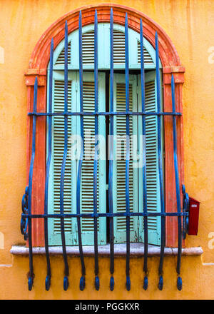 Prunkvolle Bogenfenster mit prunkvollen Bars Stockfoto