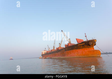 Der Hafen von mongla ist die zweite geschäftigsten Hafen von Bangladesch. Es ist in Bagerhat Bezirk im südwestlichen Teil des Landes. Stockfoto