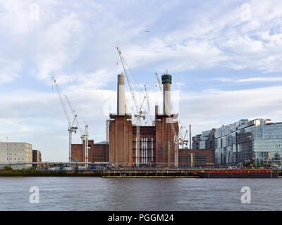 Blick über die Themse. Battersea Power Station, im Bau, London, Vereinigtes Königreich. Architekt: Sir Giles Gilbert Scott, 1953. Stockfoto