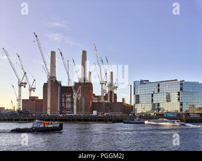Blick über den Fluss mit Thames Clipper und Barge. Battersea Power Station, im Bau, London, Vereinigtes Königreich. Architekt: Sir Giles Gilbert Sco Stockfoto