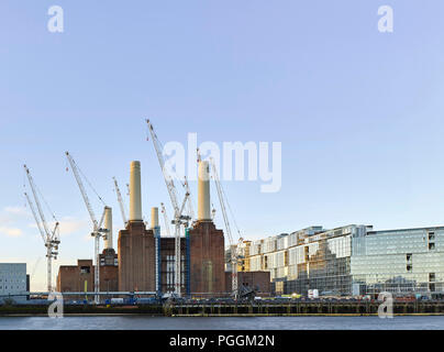 Blick über die Themse. Battersea Power Station, im Bau, London, Vereinigtes Königreich. Architekt: Sir Giles Gilbert Scott, 1953. Stockfoto