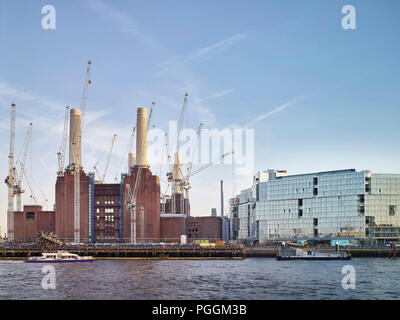 Blick über den Fluss mit Thames Clipper. Battersea Power Station, im Bau, London, Vereinigtes Königreich. Architekt: Sir Giles Gilbert Scott, 1953. Stockfoto