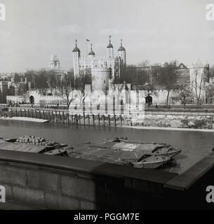 1950er Jahre, Ansicht von Süden über die Themse in die northbank und der Tower von London, die erstmals in 1078 gebaut, mit späteren Ergänzungen und berühmt für die Kronjuwelen. Stockfoto