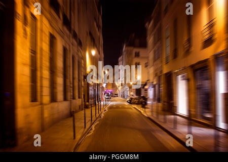 Verschwommene Bewegung Bild einer Straße in der Nacht in Paris. Stockfoto