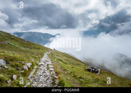 Malerischen Bergblick Wanderer im Sommer Tag im Nationalpark der Hohen Tatra Stockfoto