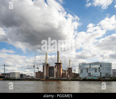 Blick über die Themse in der Sonne mit Wolken. Battersea Power Station, im Bau, London, Vereinigtes Königreich. Architekt: Sir Giles Gilbert Sc Stockfoto