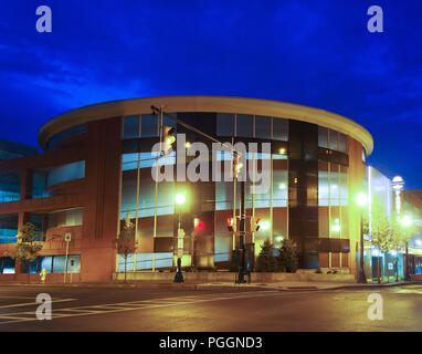 In Syracuse, New York, USA. August 26, 2018. Nachtleben in der Innenstadt von Syracuse, New York mit dem Atrium Parkhaus in der gehobenen Armory Square dist Stockfoto