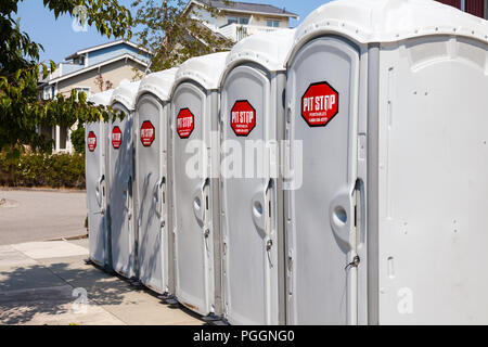 Reihe von temporären Toiletten für eine Sportveranstaltung montiert