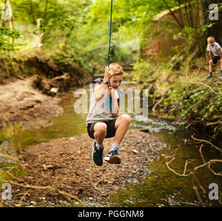 Junge Schwingen am Seil schwingen Stockfoto