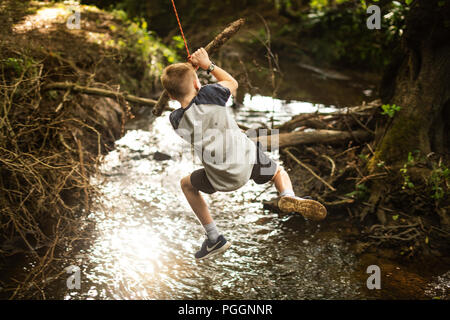 Junge Schwingen am Seil schwingen Stockfoto