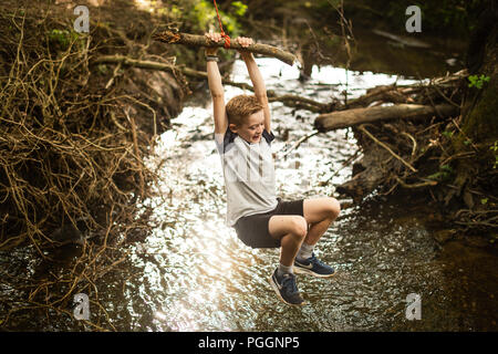 Junge Schwingen am Seil schwingen Stockfoto