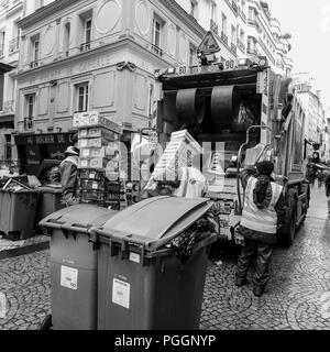 B&W Blick auf den Platz der Pariser Straßen im Winter, Paris, Ile-de-France, Frankreich Stockfoto