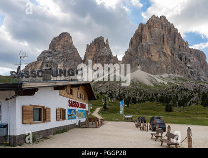 Langkofel Cable Car Station mit dem Langkofel Gruppe im Hintergrund - Sellajoch, Dolomiten, Italien Stockfoto