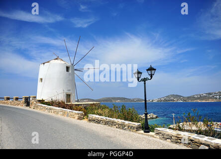 Alte traditionelle griechische Windmühle in der Straße von Parikia, Paros Island Stockfoto