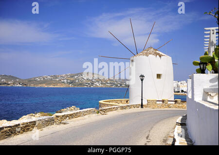 Schöne weiße Windmühle in der Straße, Insel Paros, Griechenland Stockfoto