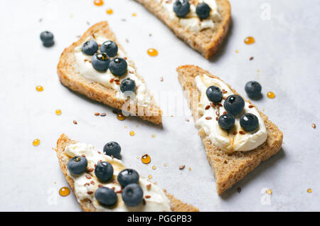 Blueberry Toast, Beeren, Frischkäse Leinsamen und Ahornsirup Dessert, Organische gesunde Mahlzeit Stockfoto