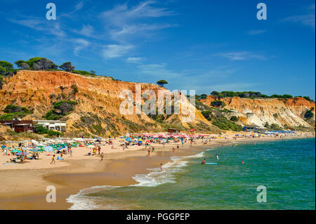 Praia da Falésia Strand unterhalb des Riu Palace Hotel (und Riu Guarana Hotel) in der Nähe von Albufeira, Algarve, Portugal Stockfoto