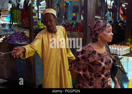 STONE Town, Sansibar, Tansania - 06. JULI 2008: ein Anbieter reicht für ein Messer auf einem Markt in Stone Town, Sansibar. Stockfoto