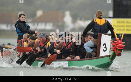 Drachenbootrennen - Fluss Adur, Shoreham-by-Sea. Sonntag 26. August 2018 Stockfoto