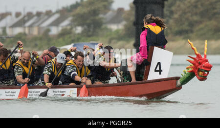 Drachenbootrennen - Fluss Adur, Shoreham-by-Sea. Sonntag 26. August 2018 Stockfoto