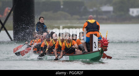 Drachenbootrennen - Fluss Adur, Shoreham-by-Sea. Sonntag 26. August 2018 Stockfoto