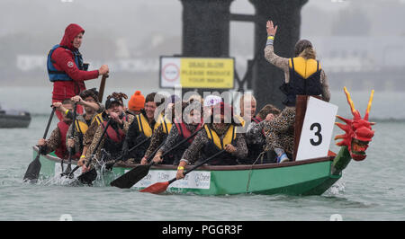 Drachenbootrennen - Fluss Adur, Shoreham-by-Sea. Sonntag 26. August 2018 Stockfoto